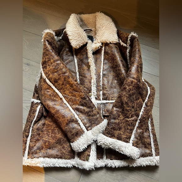 Urban Outfitters Sherpa Button Front Lightweight Coat - Picture 4 of 9